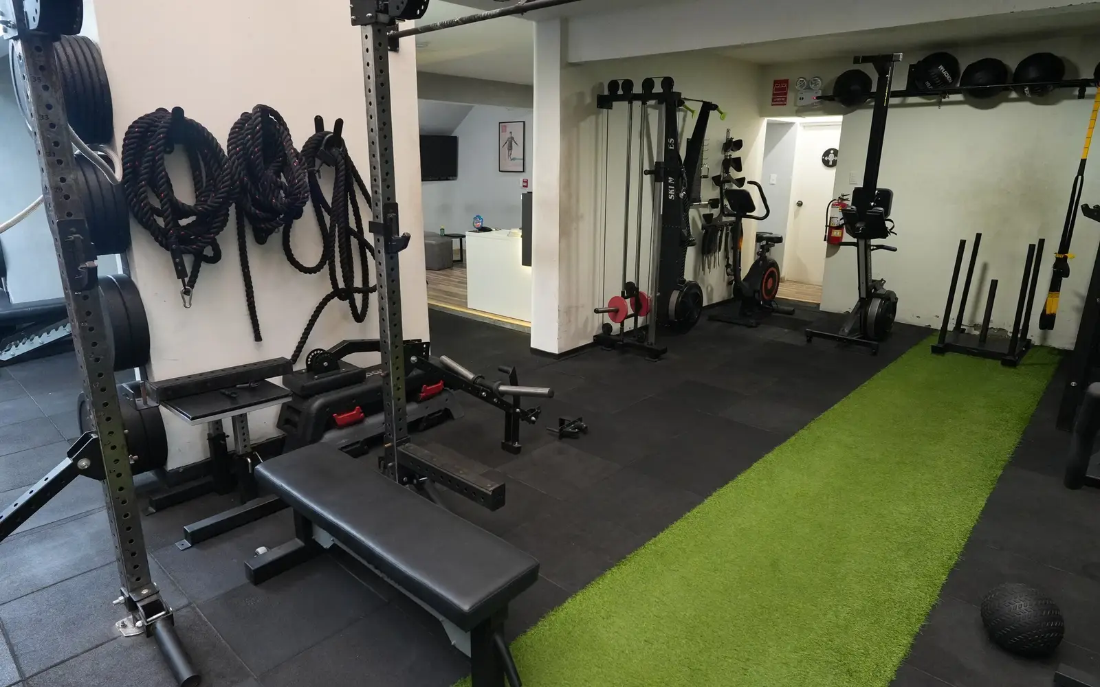 La sala de Supra, con racks y discos